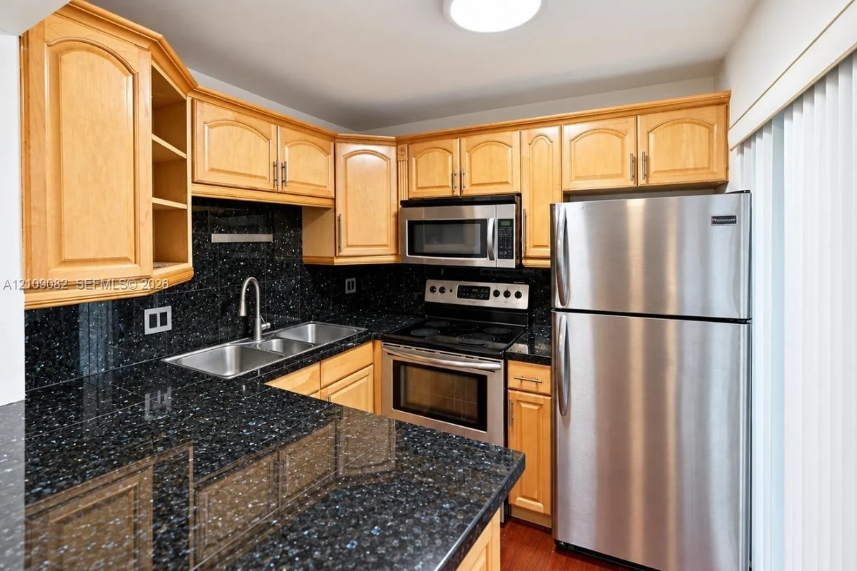 3239 W Trade Ave #2, Miami: photo 1 of 11