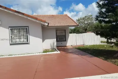 House in Hialeah: photo 1 of 9