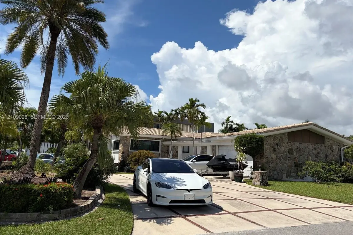 600 Hibiscus Dr, Hallandale Beach: photo 1 of 4