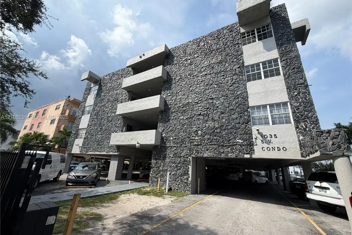 1035 W 77th St #404, Hialeah: photo 1 of 23