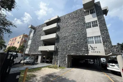 1035 W 77th St #404, Hialeah: photo 1 of 23
