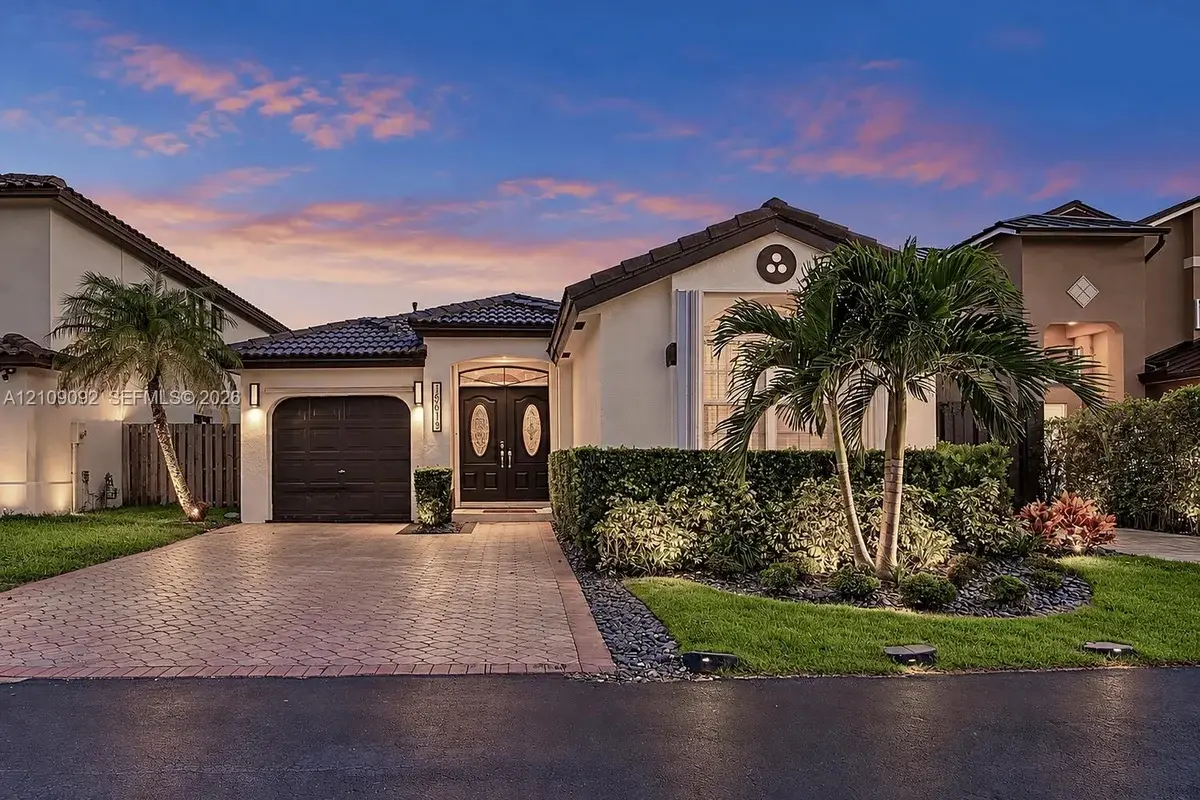 House in Miami: photo 1 of 34