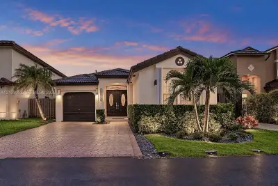 House in Miami: photo 1 of 34