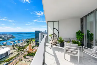 851 NE 1st Ave #4403, Miami: photo 1 of 19