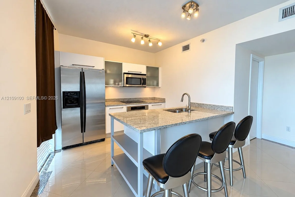 185 SW 7th St #2400, Miami: photo 1 of 33
