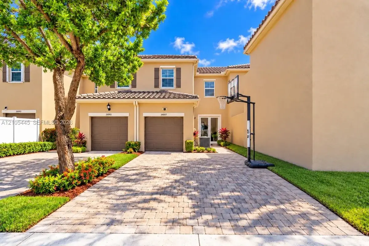 17097 SW 94th Way, Miami: photo 1 of 38
