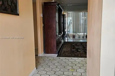 Condo in Lauderdale Lakes: photo 1 of 23