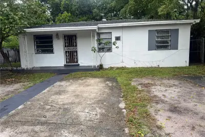 1351 NE 149th St, Miami: photo 1 of 9