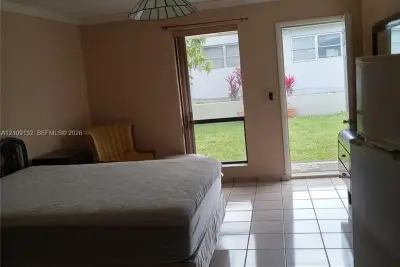 1113 NE 2nd St #1-2, Hallandale Beach: photo 1 of 5