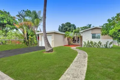 2011 N 49th Ave, Hollywood: photo 1 of 21