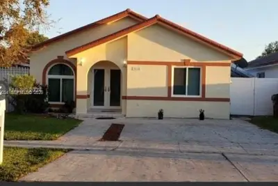 3116 W 73rd Pl, Hialeah: photo 1 of 7