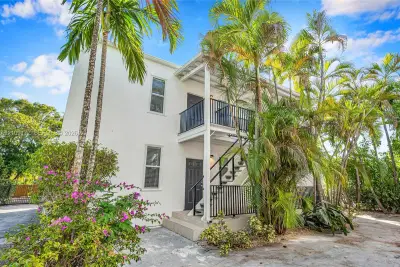 893 NE 81st St #6, Miami: photo 1 of 13