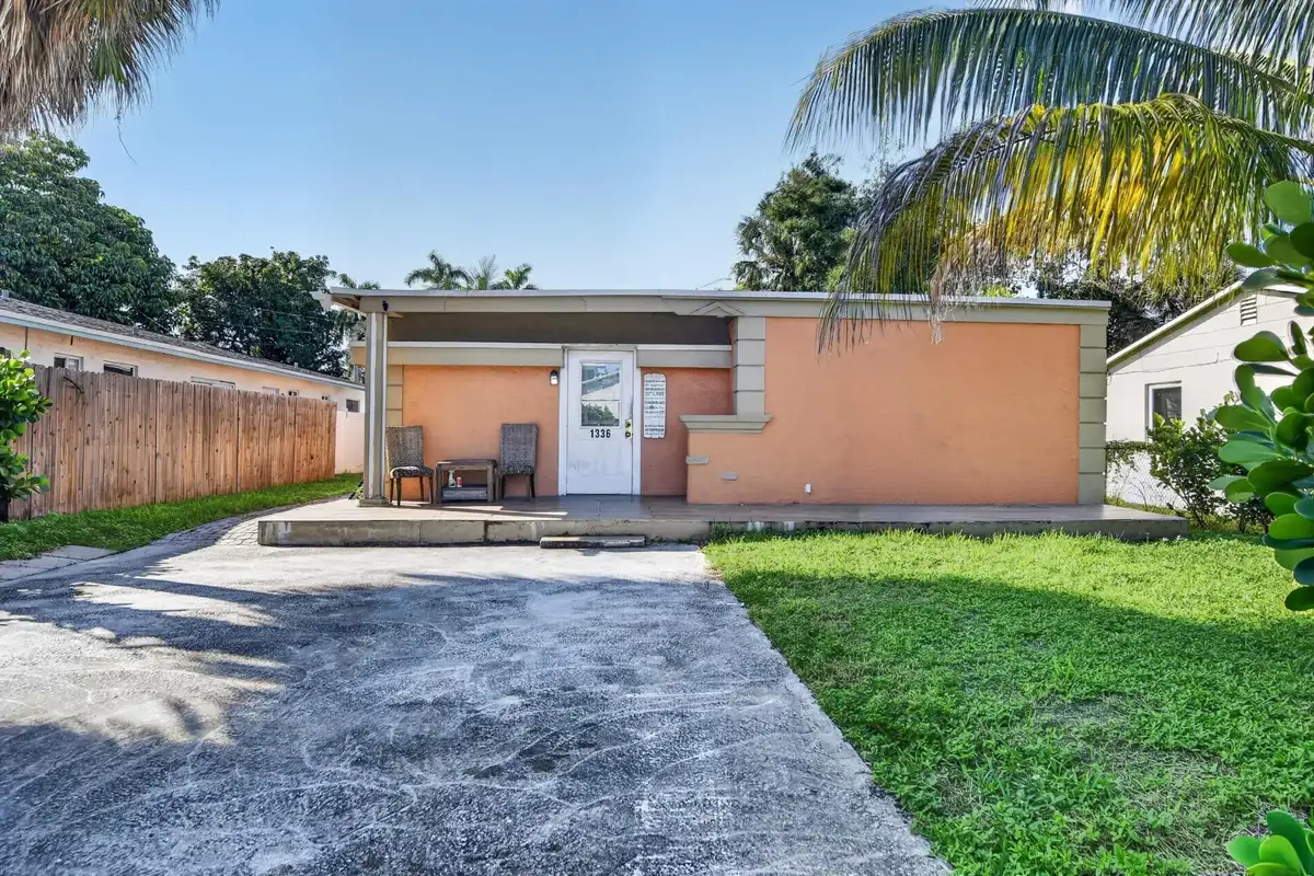 1336 Longwood St, West Palm Beach: photo 1 of 17