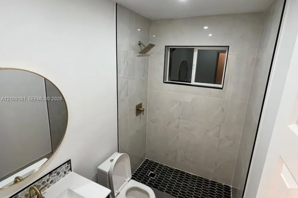 727 SW 10th St #1, Hallandale Beach: photo 1 of 9