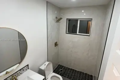727 SW 10th St #1, Hallandale Beach: photo 1 of 9