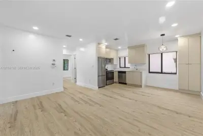 424 NW 53rd St, Miami: photo 1 of 35