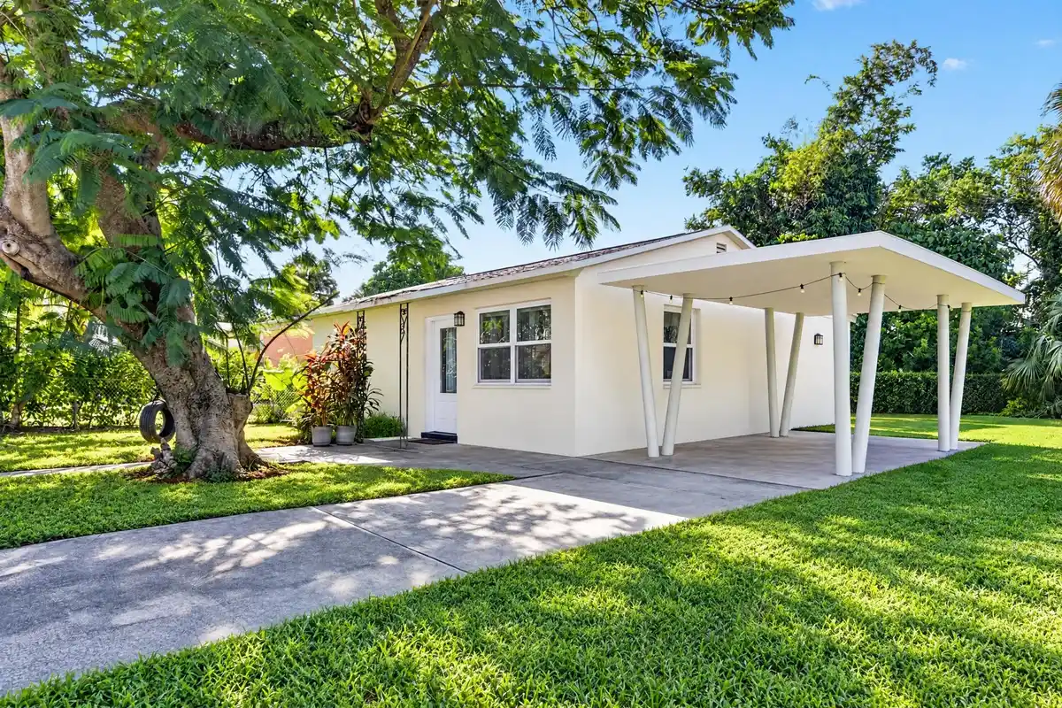 1340 Longwood St, West Palm Beach: photo 1 of 22