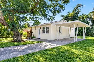 1340 Longwood St, West Palm Beach: photo 1 of 22