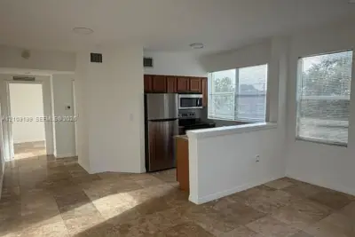 953 SW 10th St #4, Miami: photo 1 of 10