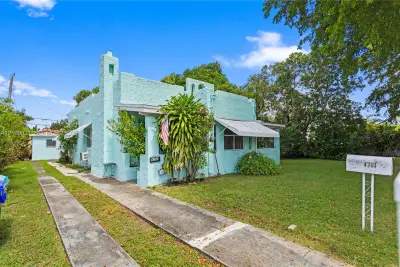 4761 SW 5th St, Miami: photo 1 of 51