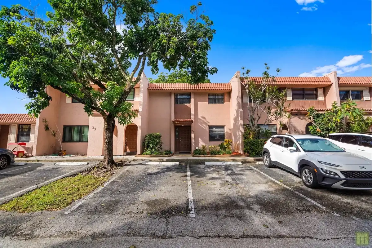 22 N Valencia Dr #3-32, Davie: photo 1 of 51