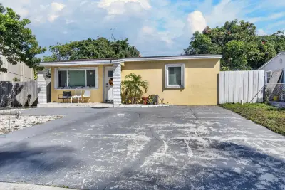 1335 Wellington St, West Palm Beach: photo 1 of 25