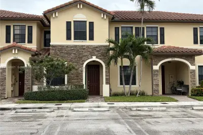 8861 W 35th Ave, Hialeah: photo 1 of 34