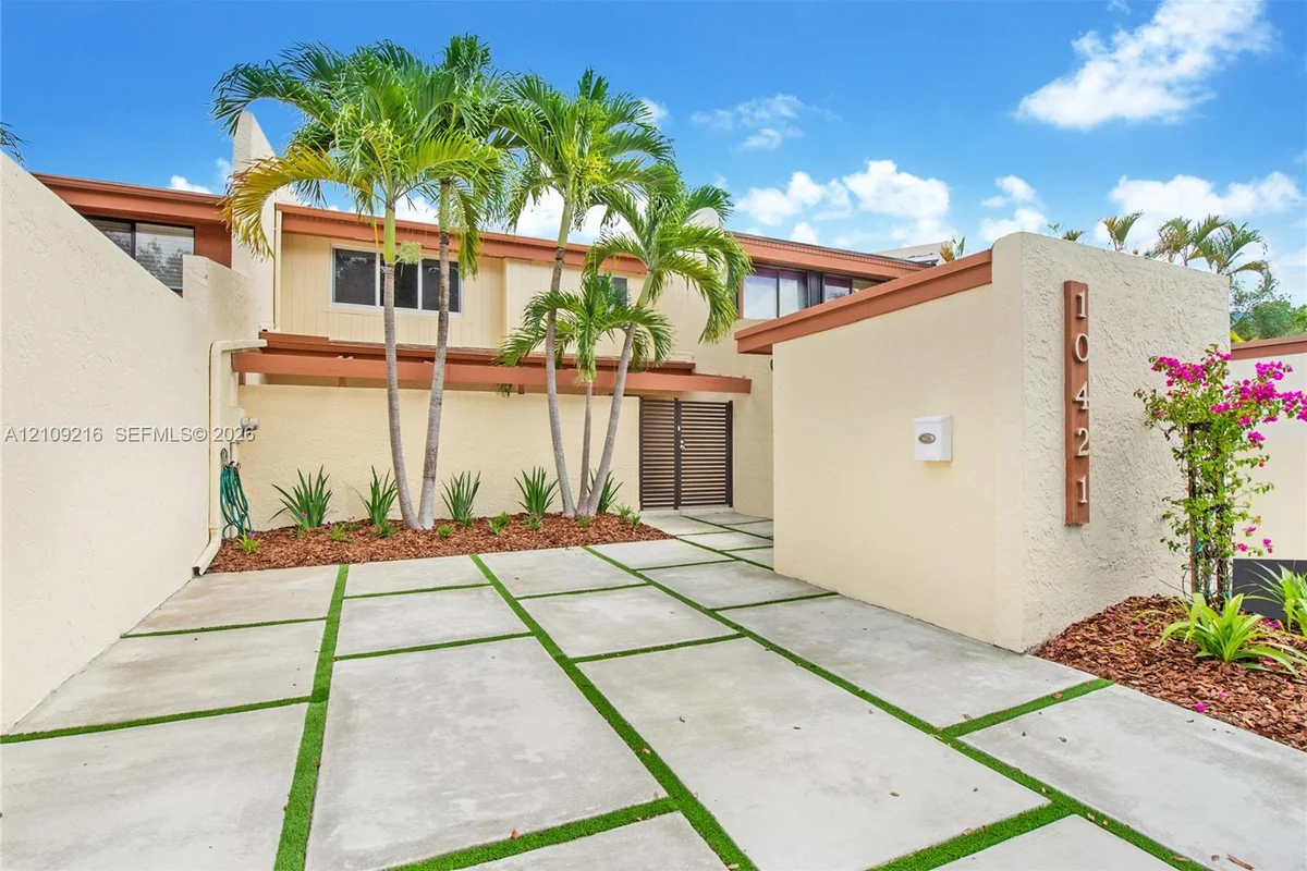 10421 SW 76th St, Miami: photo 1 of 13