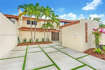 10421 SW 76th St, Miami: photo 1 of 13