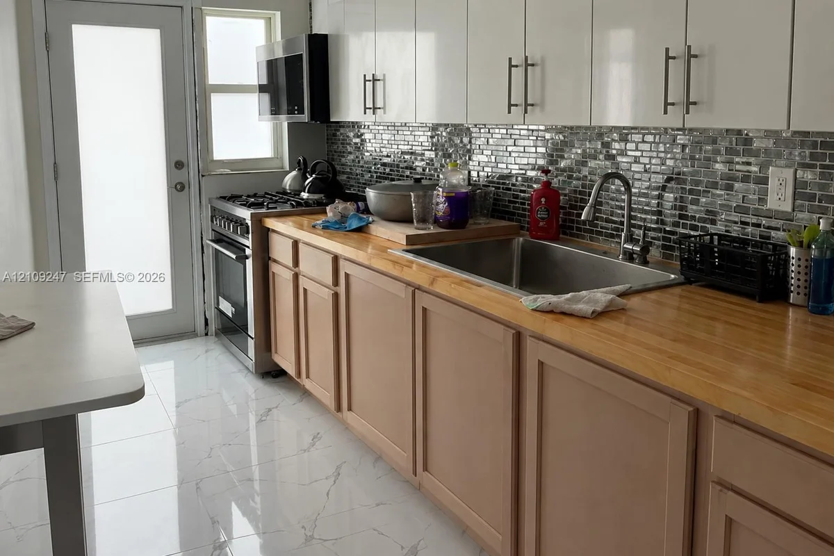 300 74th St #9, Miami Beach: photo 1 of 4