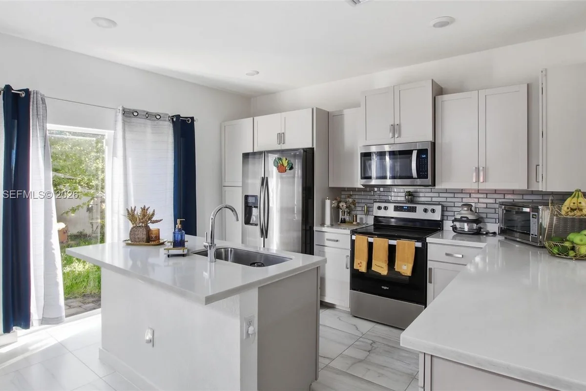 856 SE 16th Ct, Homestead: photo 1 of 40