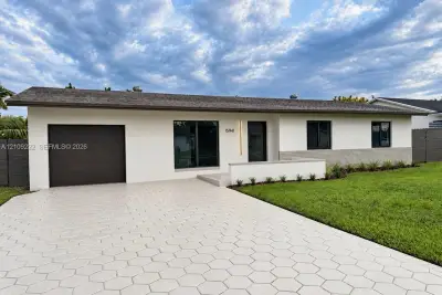 15941 SW 104th Ct, Miami: photo 1 of 37