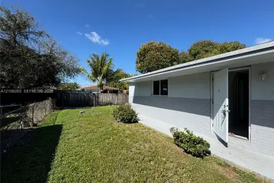 34 SW 5th Ave #1, Dania Beach: photo 1 of 10