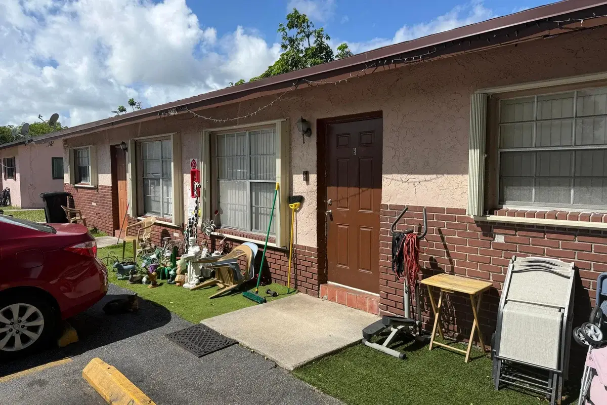1471 NW 22nd St #D, Fort Lauderdale: photo 1 of 13