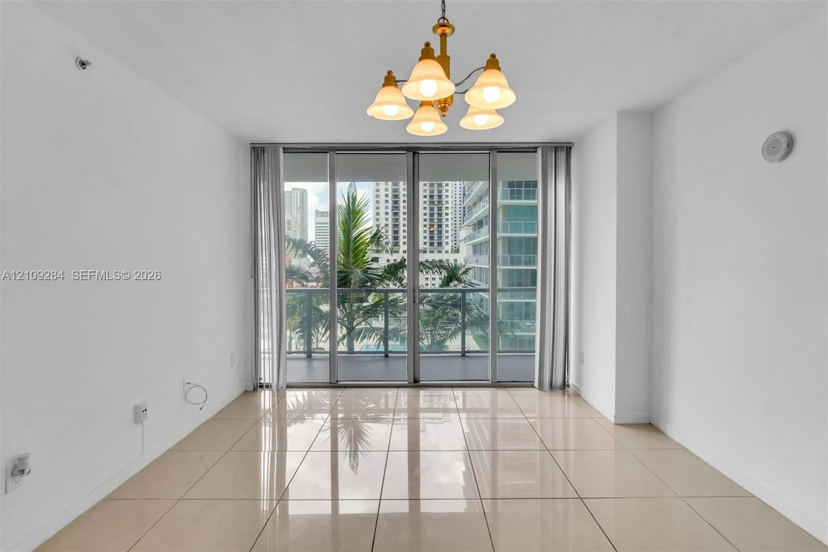 79 SW 12th St #1210, Miami: photo 1 of 37