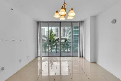 79 SW 12th St #1210, Miami: photo 1 of 37
