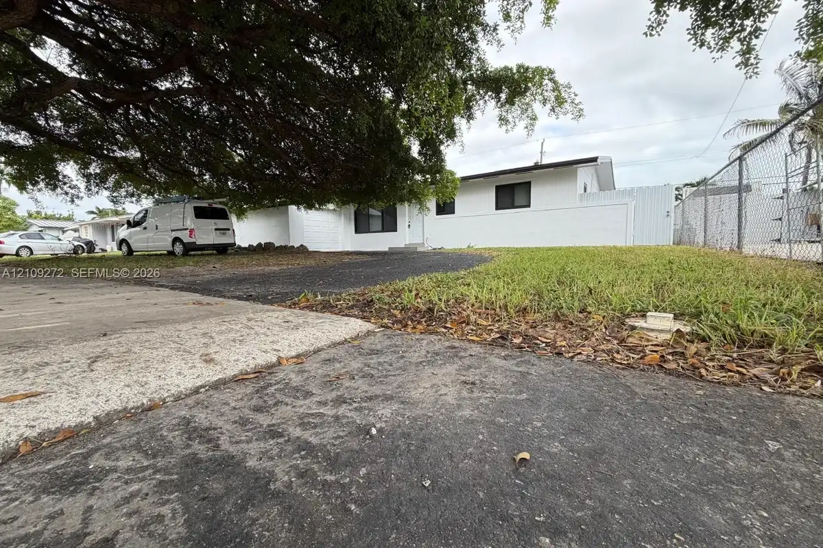 19311 Gulfstream Rd, Cutler Bay: photo 1 of 15