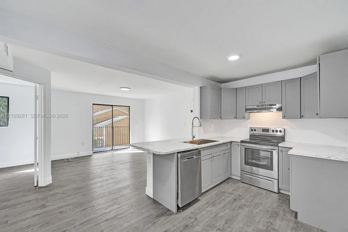 251 W Palm Cir W #307, Pembroke Pines: photo 1 of 17