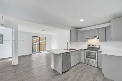 251 W Palm Cir W #307, Pembroke Pines: photo 1 of 17