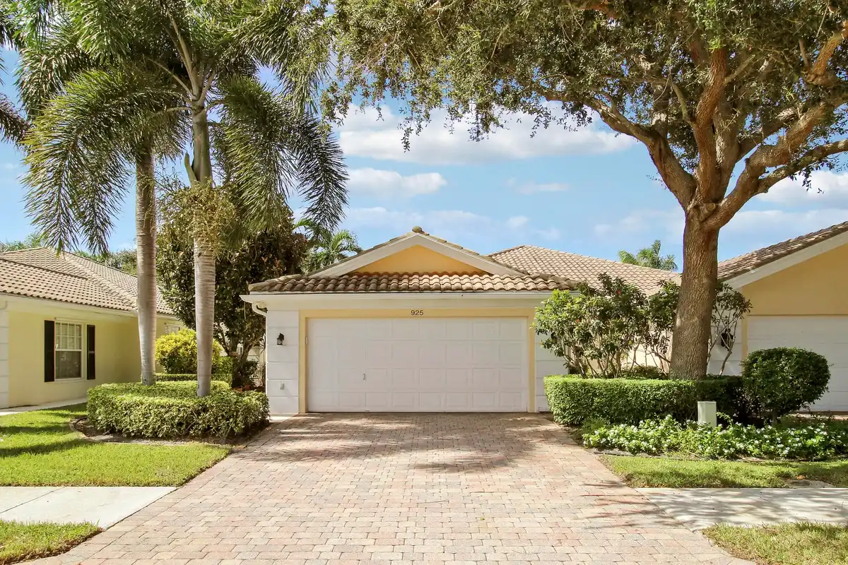 925 Magdalena Rd, Palm Beach Gardens: photo 1 of 50
