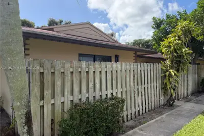 Townhouse in West Palm Beach: photo 1 of 9