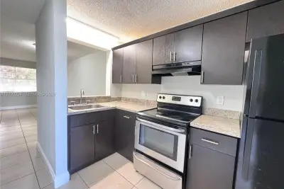 95 NE 41st St #O227, Oakland Park: photo 1 of 8