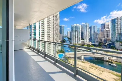 90 SW 3rd St #2401, Miami: photo 1 of 20