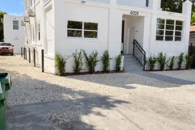 4028 SW 11th St, Miami: photo 1 of 10