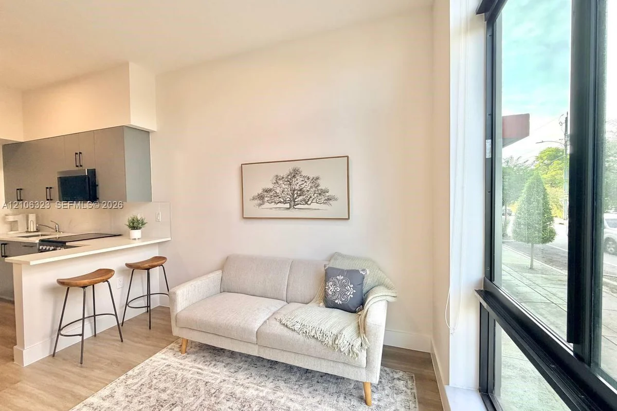 1559 NW 15th St Rd #220, Miami: photo 1 of 21