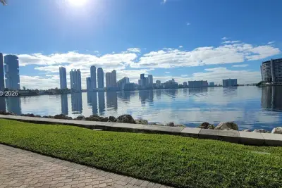 Apartment in Aventura: photo 1 of 21