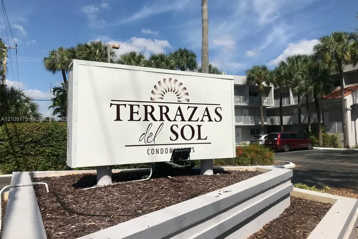 2750 W 76th St #210, Hialeah: photo 1 of 31