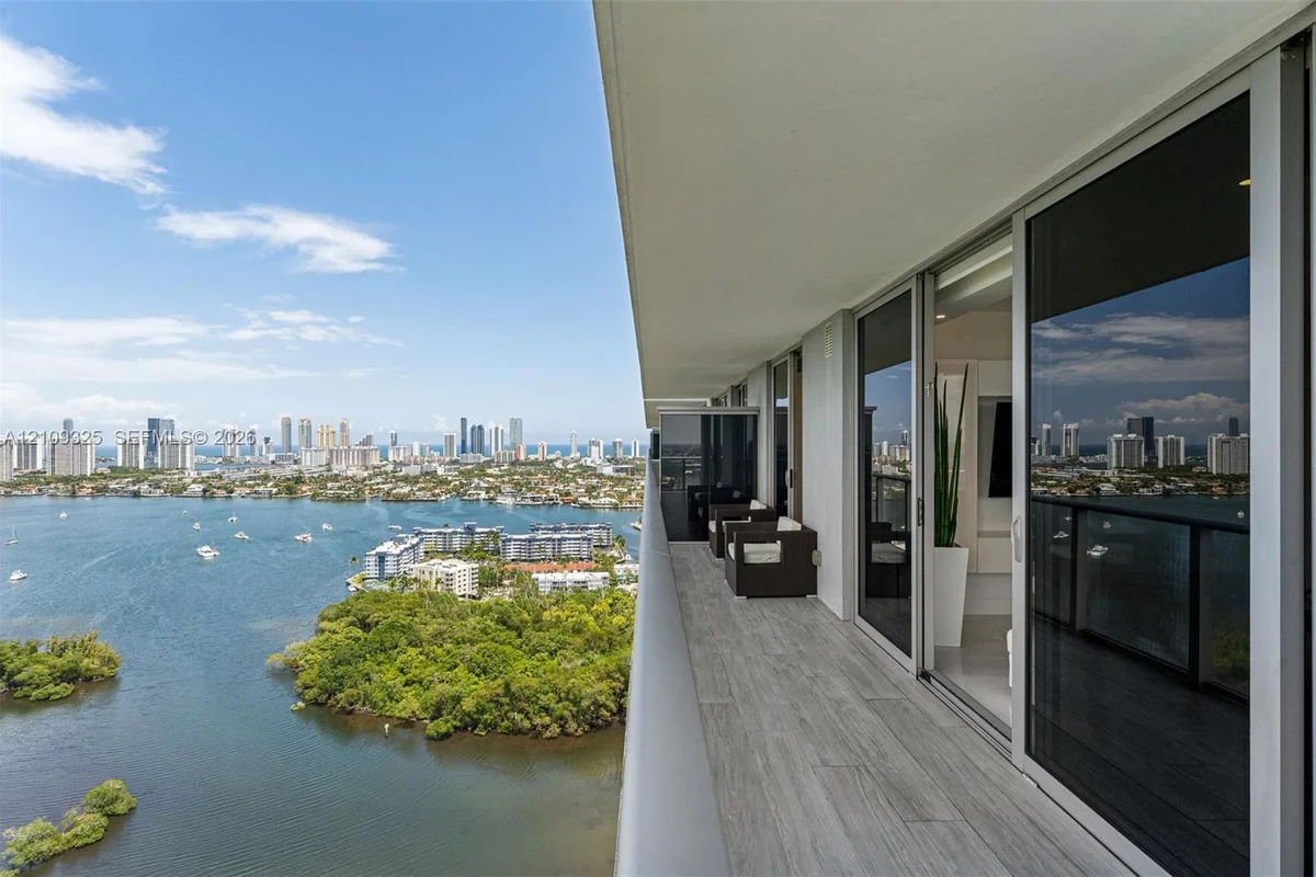 16385 Biscayne Blvd #3001, North Miami Beach: photo 1 of 26