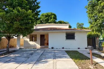 683 E 19th St, Hialeah: photo 1 of 18