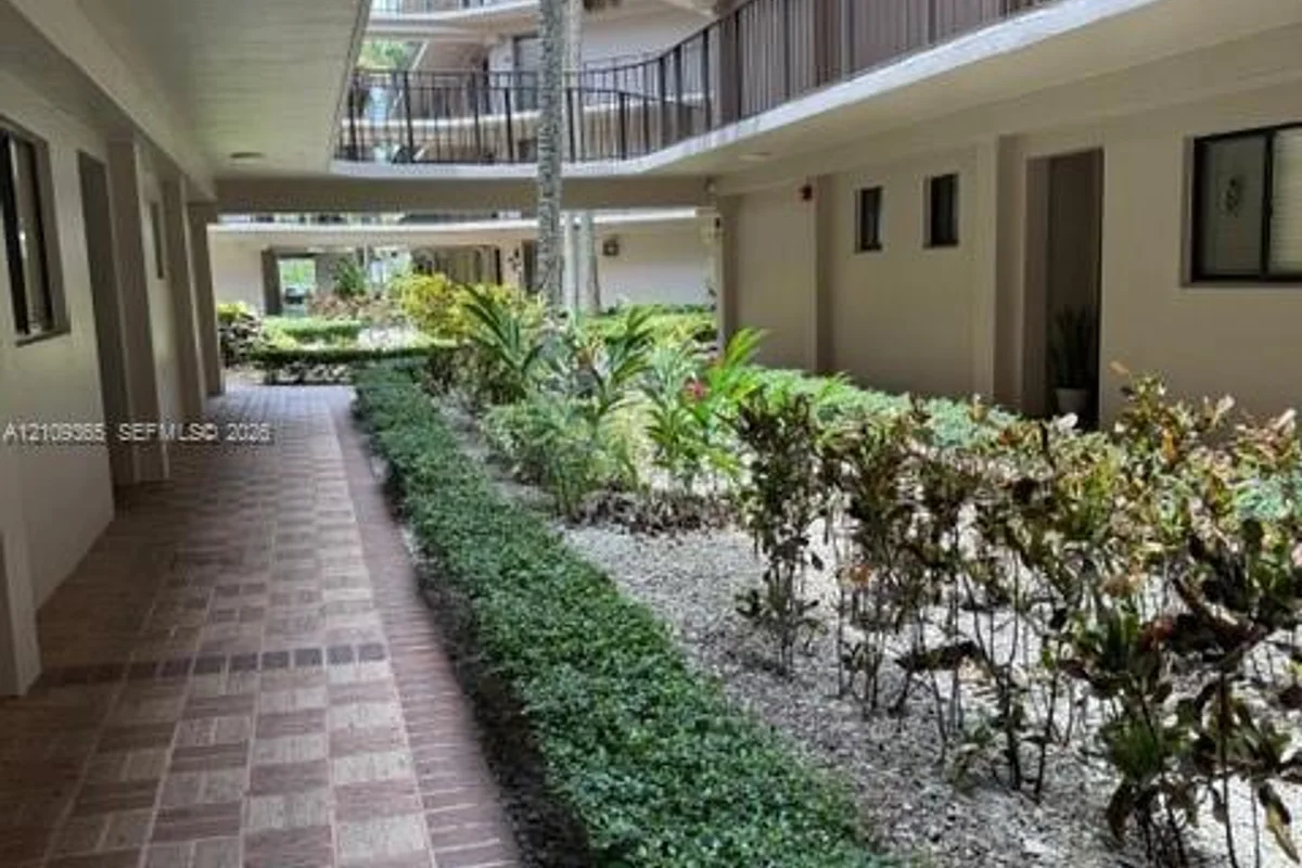 Condo in Miami: photo 1 of 13